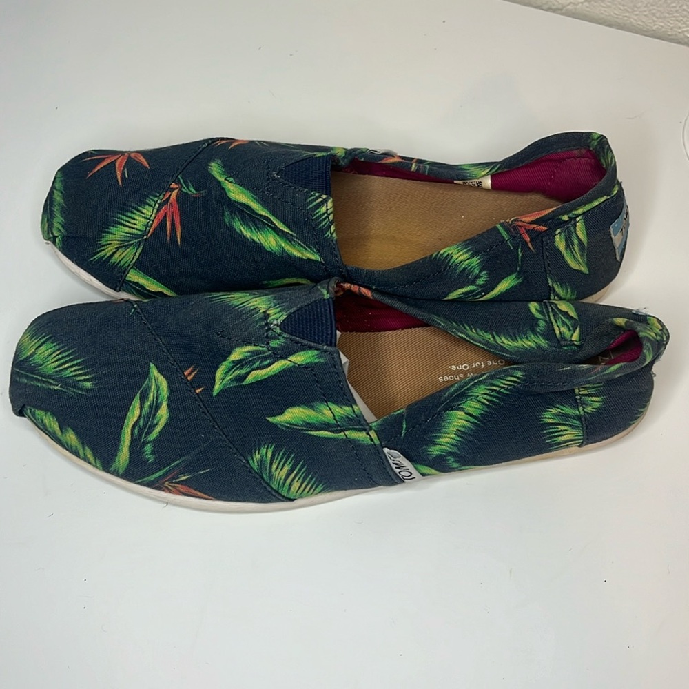 TOMS Slip On Tropical/Bird Of Paradise Print Canvas Shoes Women 7 Ballet Flats
